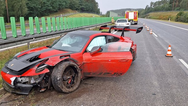 Porsche 911 GT3 RS uszkodzone na autostradzie A2