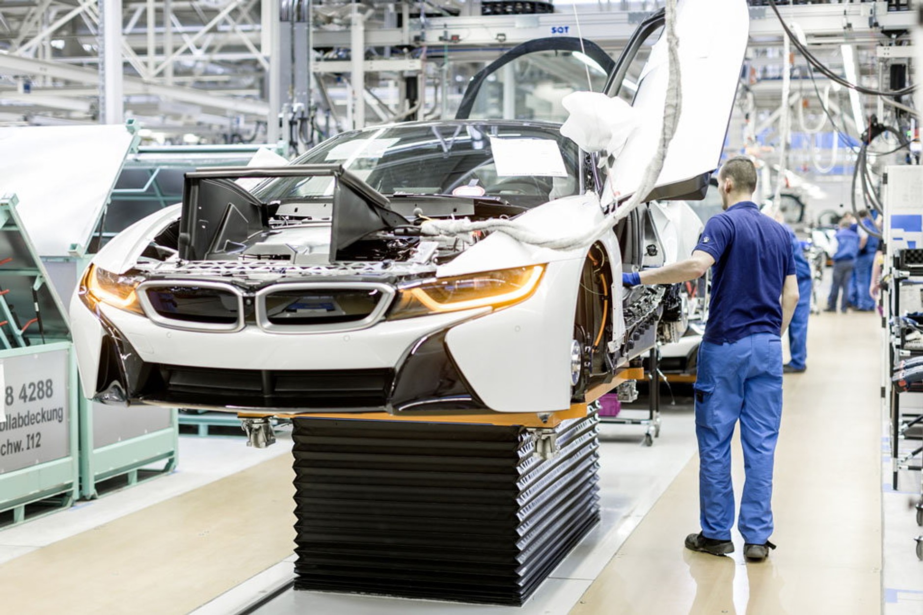 BMW i8 - samochód z piorunującym wrażeniem