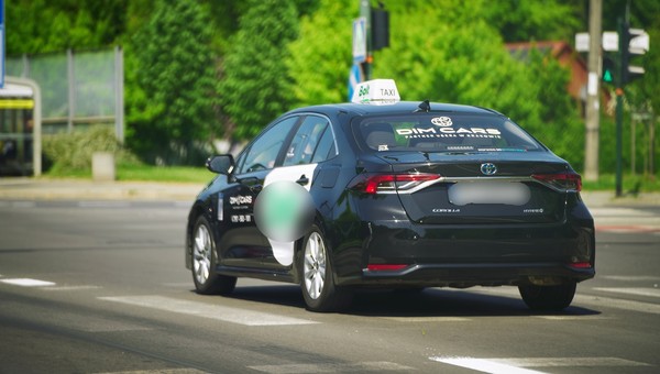 Taksówka firmy Bolt podczas kursu w Warszawie