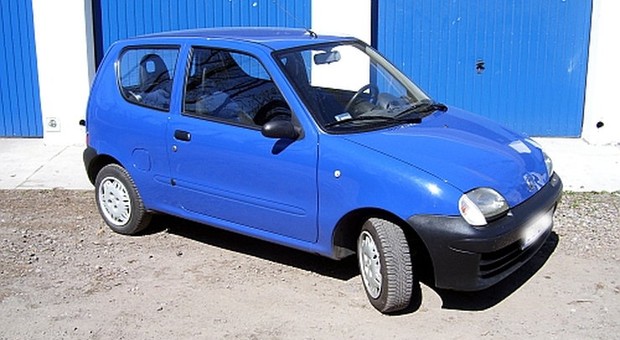 Rekordowe seicento – kierowca wiózł ładunek większy od samochodu!