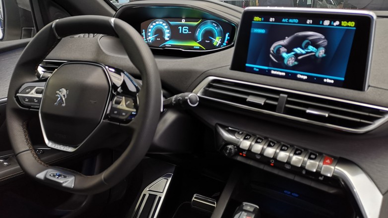 Peugeot na salonie samochodowym w Paryżu