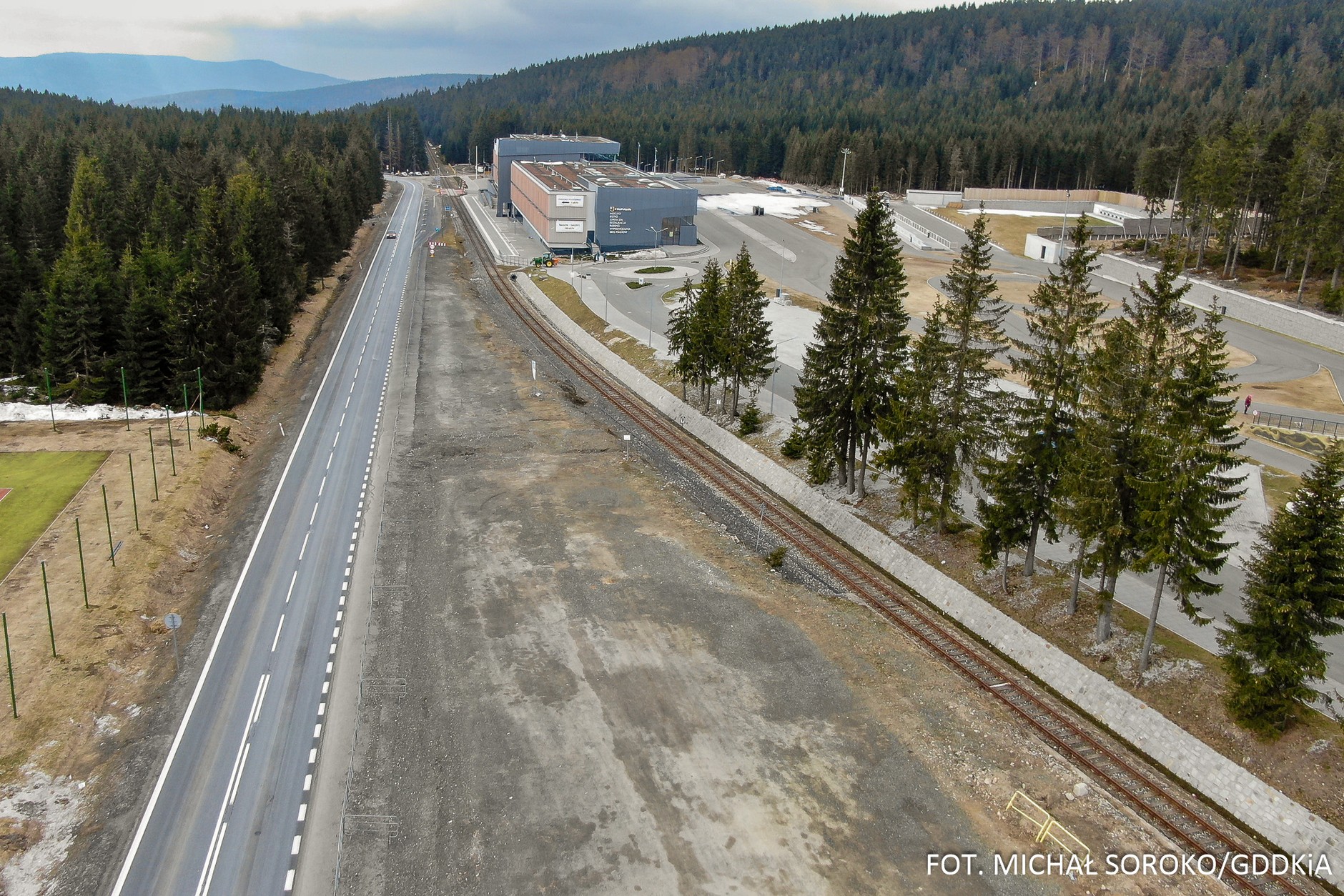 Najwyżej położona droga krajowa w Polsce to DK5 na Polanie Jakuszyckiej, poprowadzona jest na 886 m npm