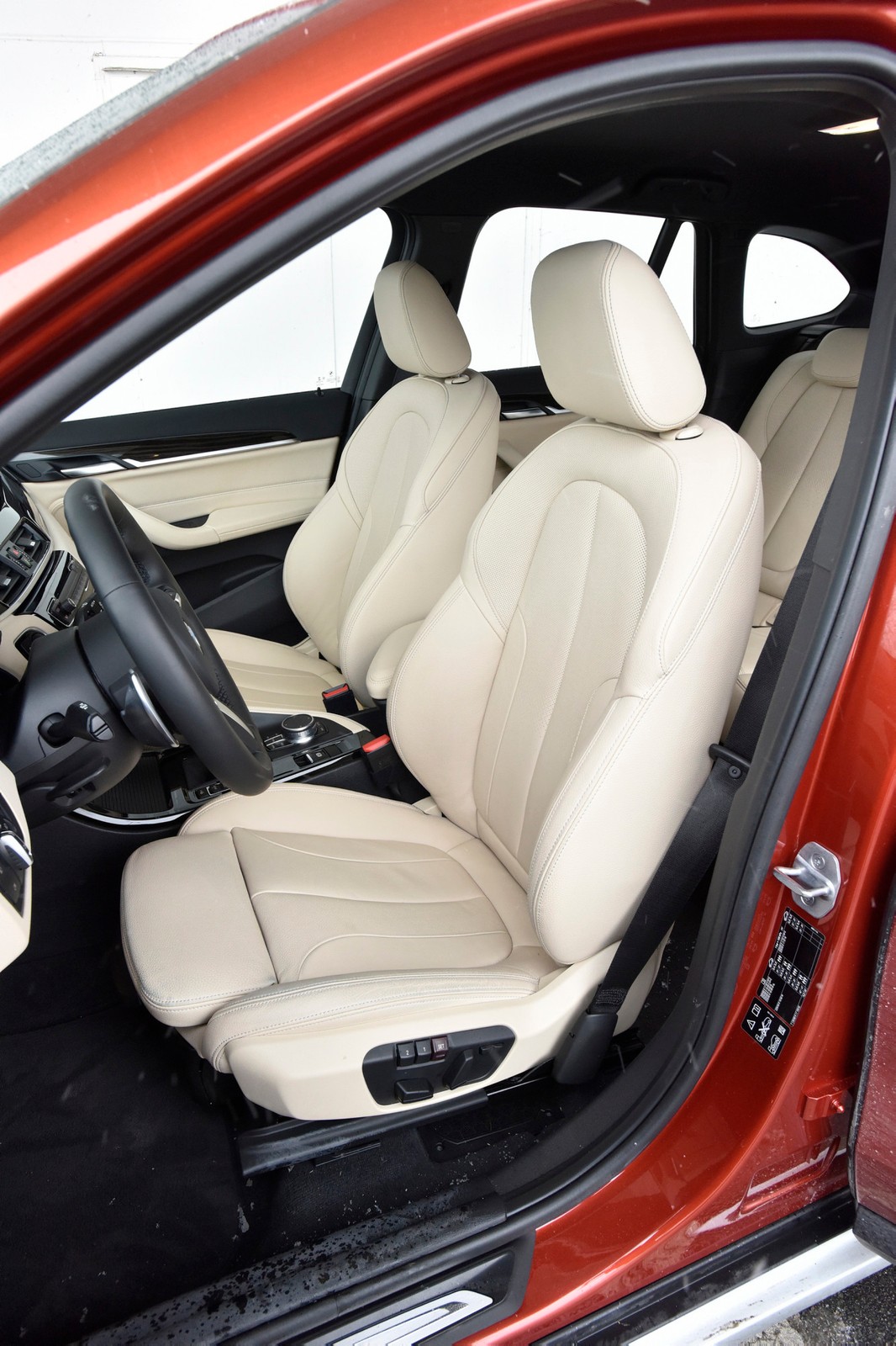 Drzwi do klasy premium otwarte? Porównanie: Volvo XC40 vs. Audi Q3, BMW X1