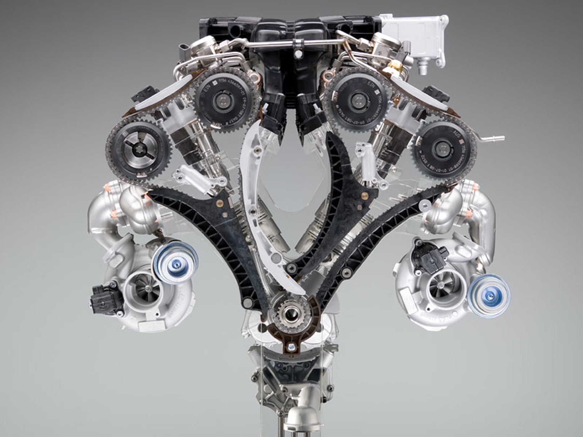 BMW 760i – nowy silnik 6,0 V12 i 8-biegowy automat