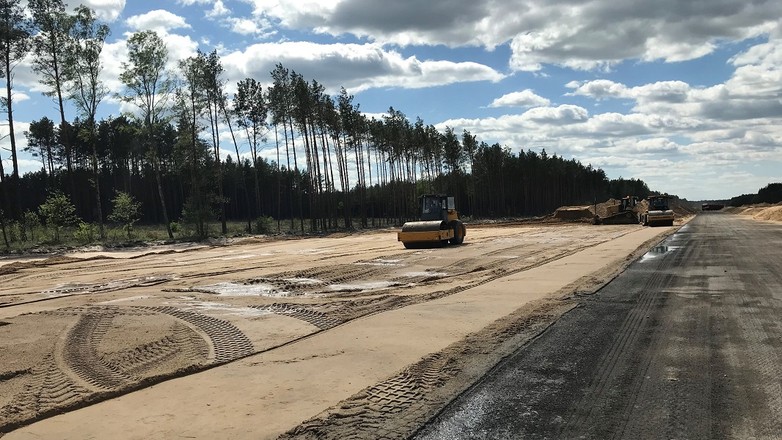 Drogowy odcinek lotniskowy w budowie