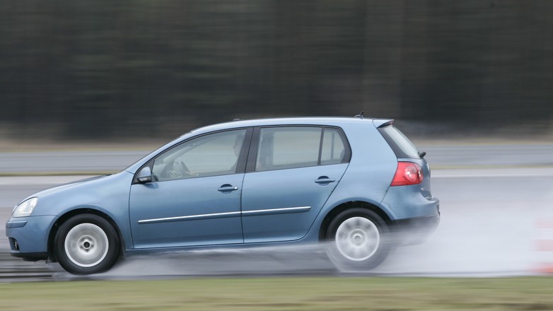 Hamowanie w deszczu – to słaby punt wielu tanich opon zimowych. Ale kto powiedział, że każdy musi ostro hamować ze 140 km/h