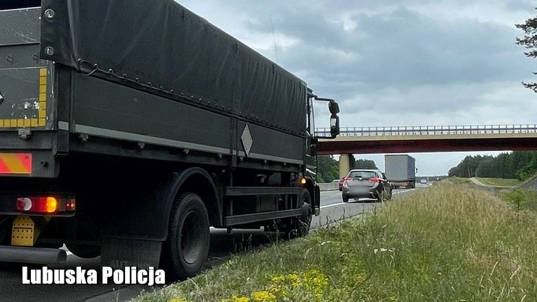 Wjechała Toyotą w wojskową ciężarówkę na S3