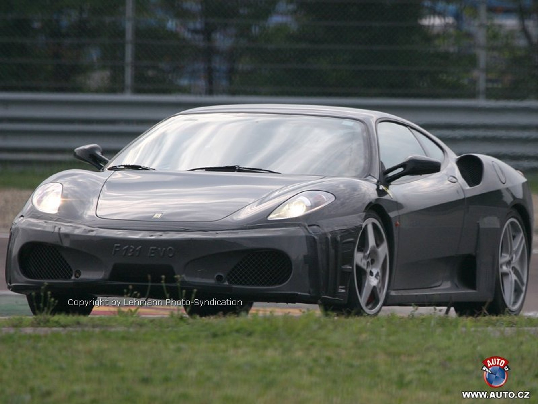 Zdjęcia szpiegowskie: Następca Ferrari F430 w drodze