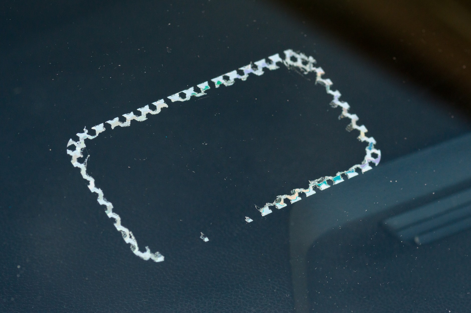 Czy naklejkę rejestracyjną trzeba odkleić? Nie. A czy można? Tak.