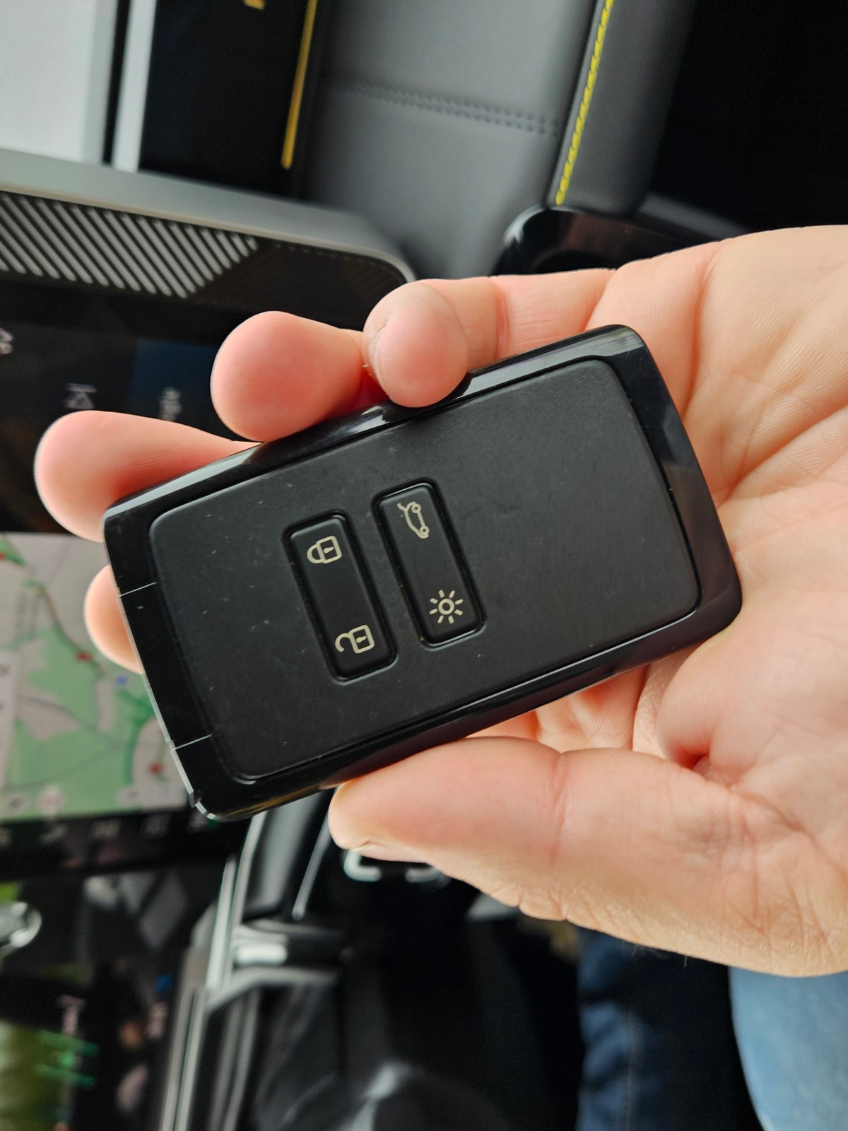 Ile milionów kart-kluczyków zamówiło Renault? Ten element znamy od lat, brzydko się zestarzał