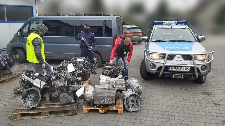 Policja odzyskała części ze skradzionych aut
