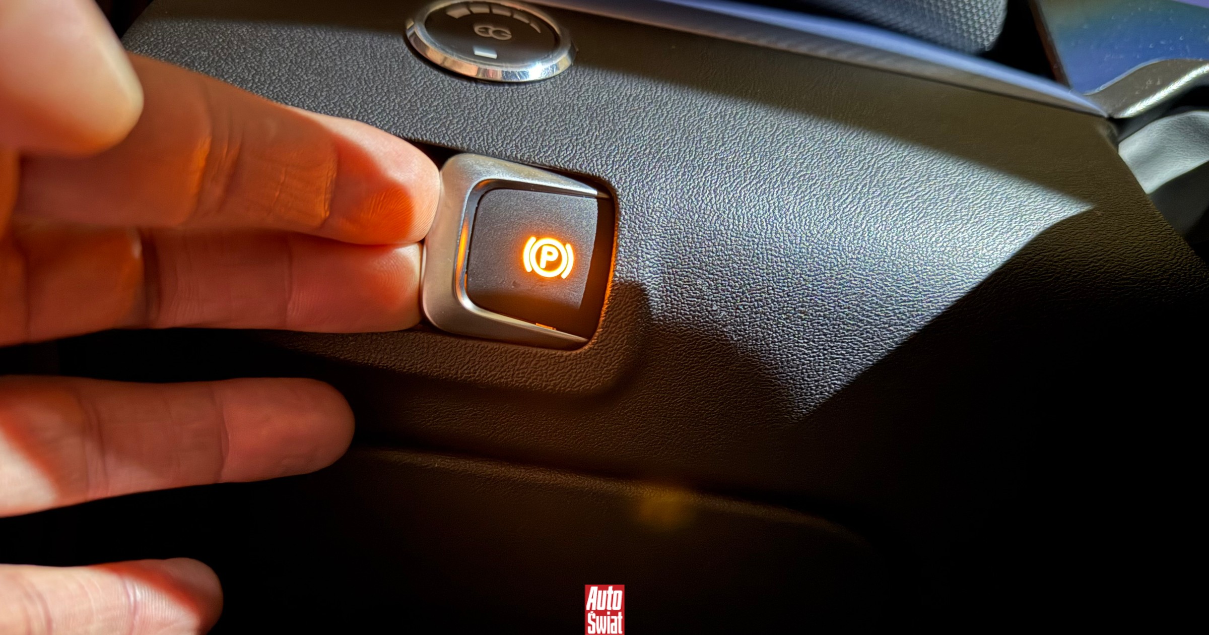 Aktywacja elektrycznego hamulca postojowego podczas jazdy: oto, co się wtedy dzieje