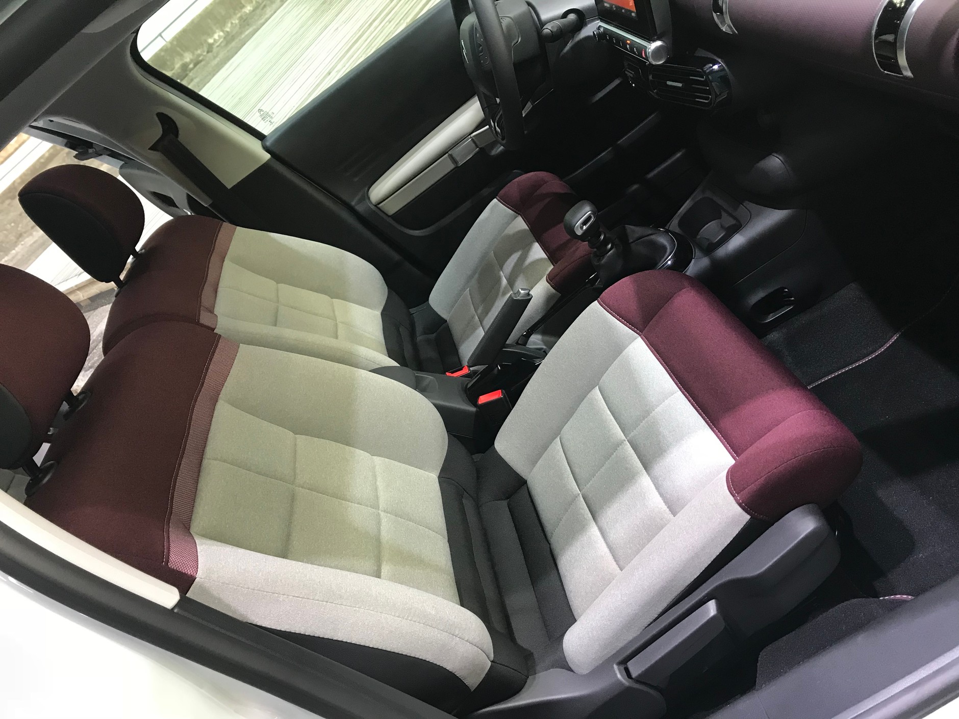 Wnętrze będzie można dobrać w różnych wariantach kolorystycznych. Ma być ich conajmniej 5. Citroen C4 Cactus