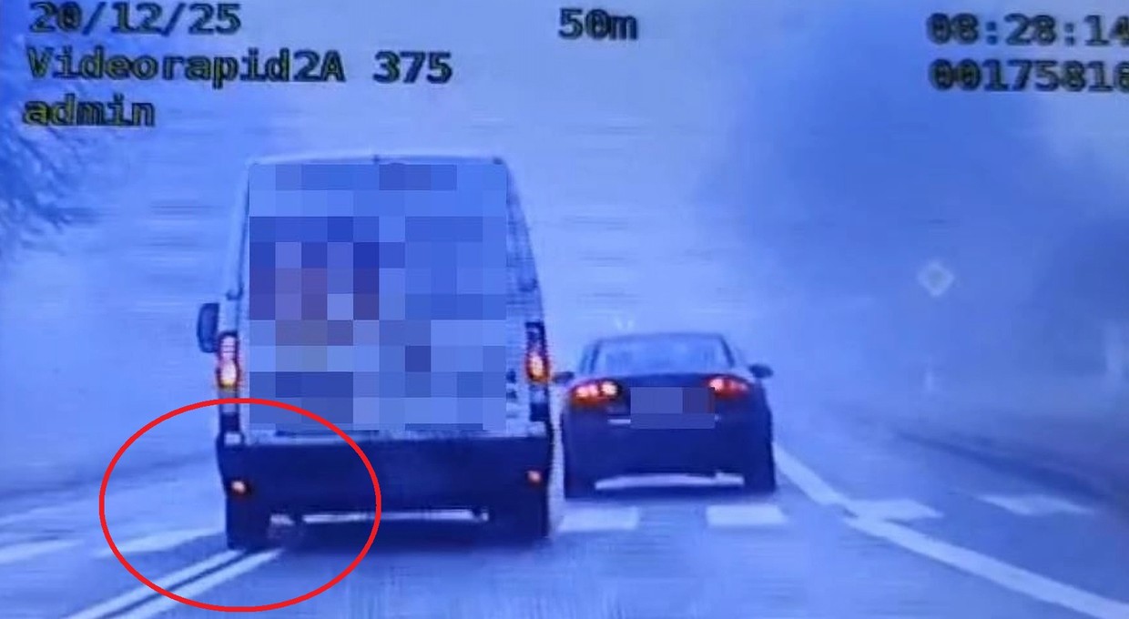 Kierowca busa zrobił to tuż przed przejściem. Na oczach policjantów. 1500 zł i 15 pkt 