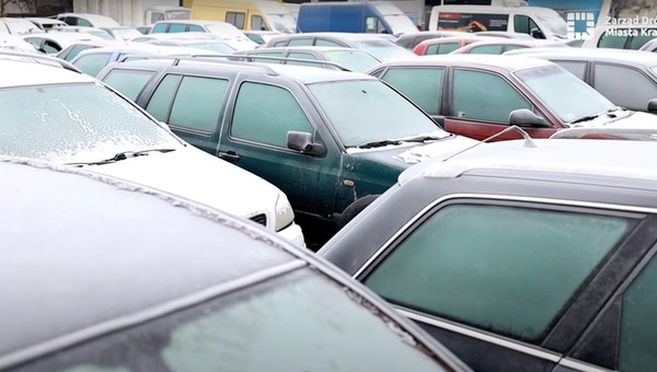 W Krakowie licytowano porzucone auta. Najdroższy był Mercedes Klasy S