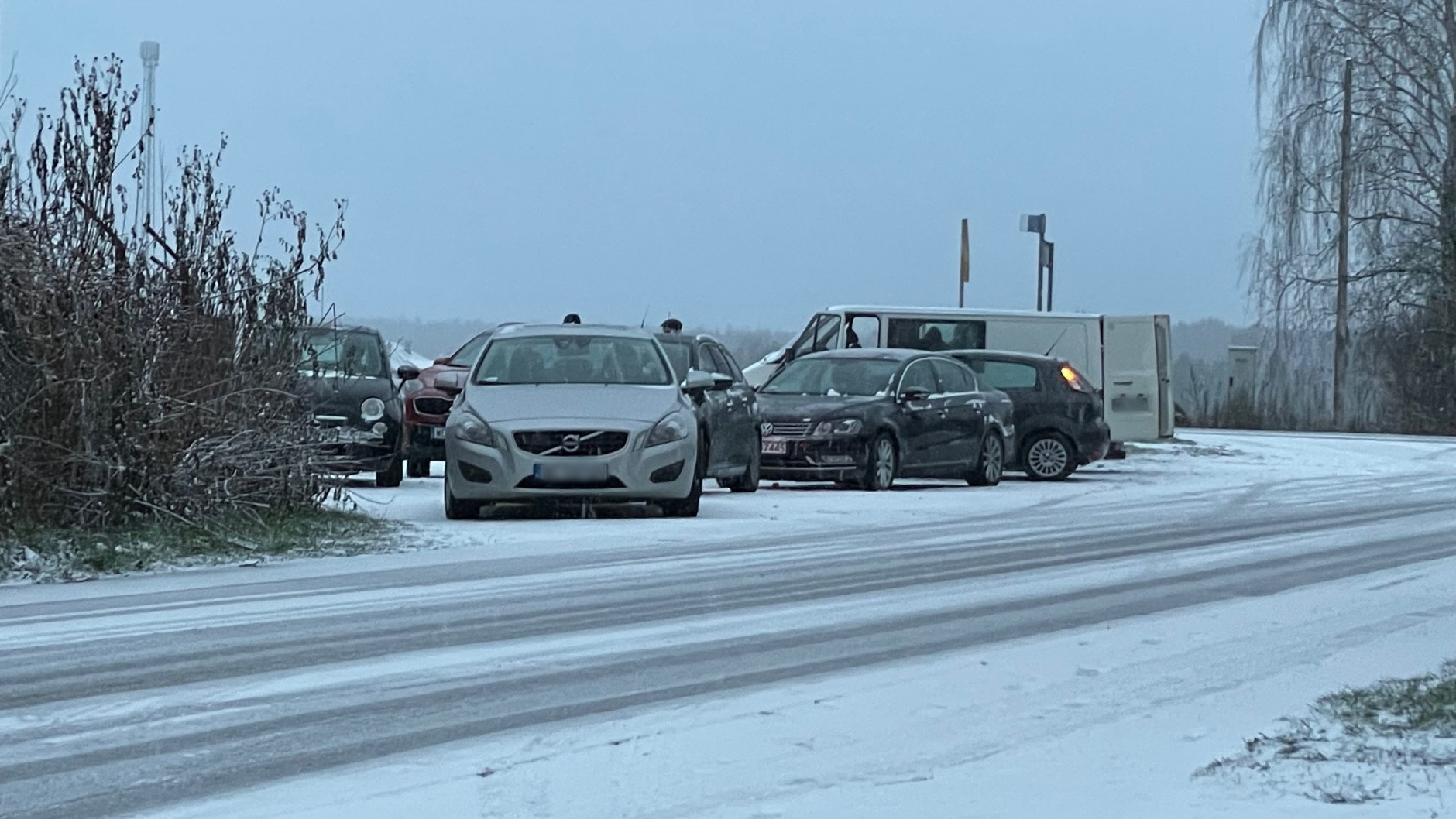 Kolejki do wymiany opon ustawiały się przed otwarciem zakładów