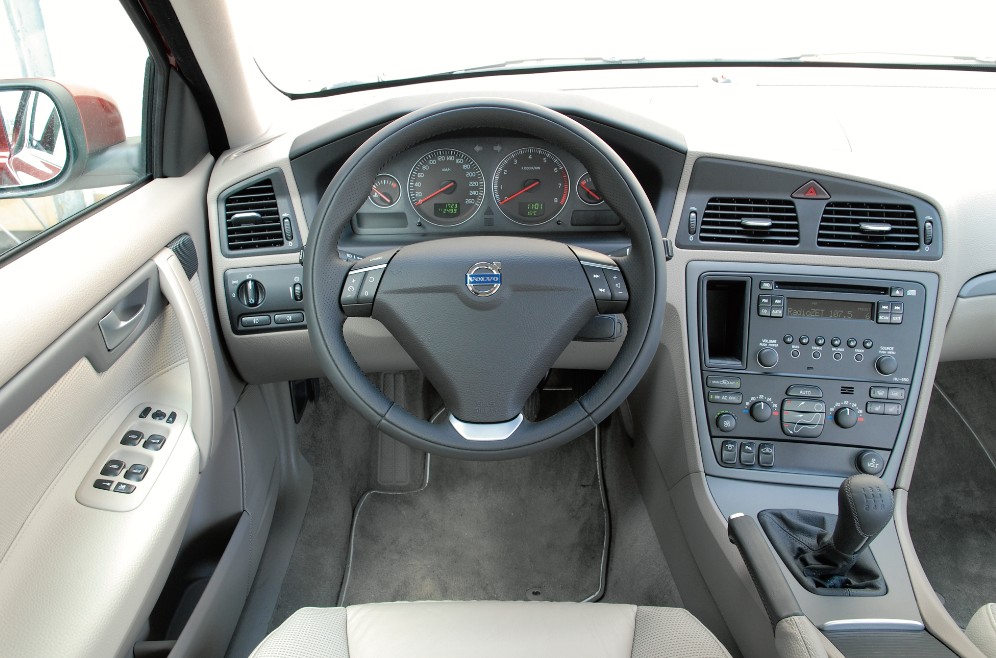 Stylistyczny skok w nowoczesność na tle Volvo z końca lat 90. Dobra ergonomia, ale tworzywa zaczynają czuć upływ czasu