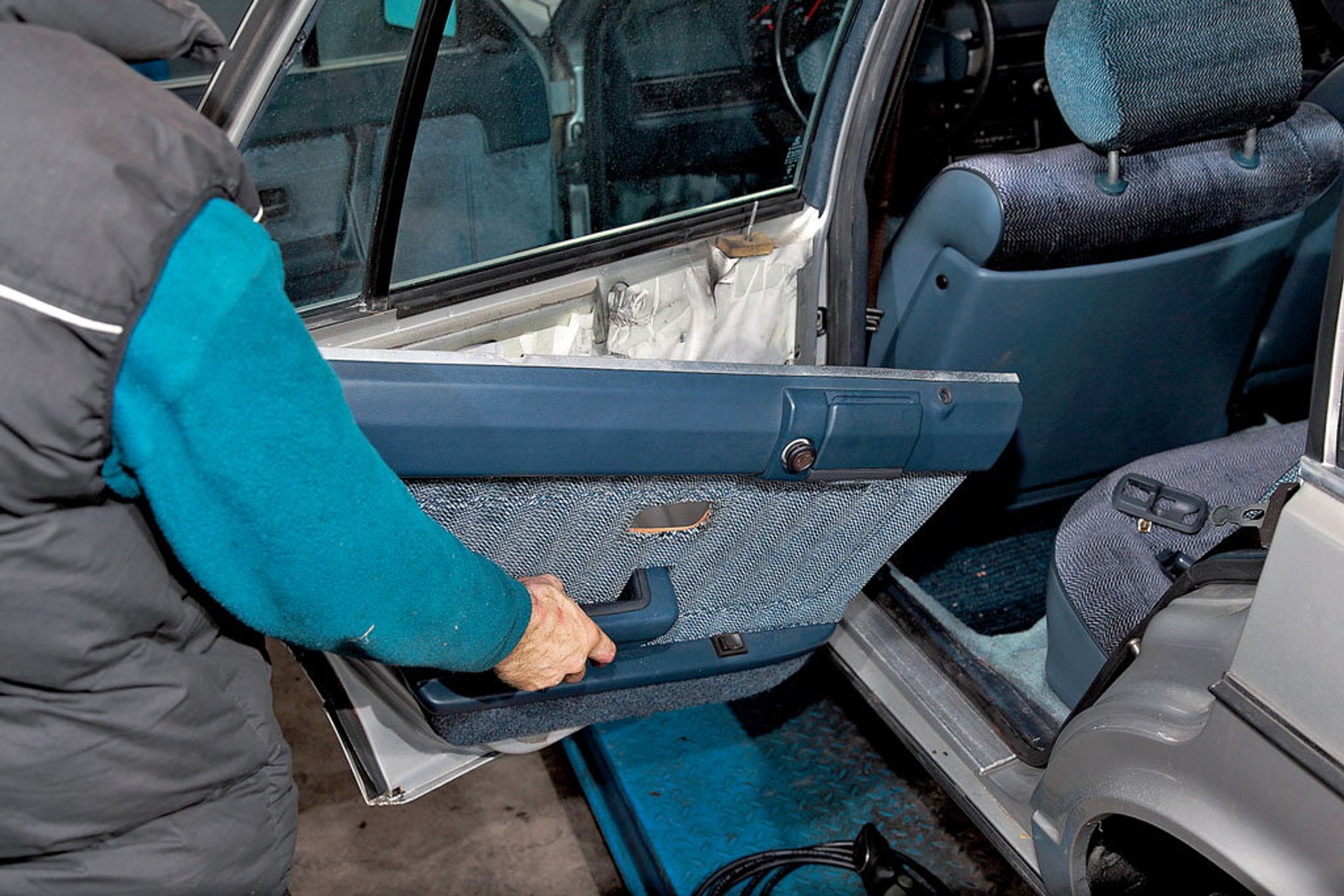 Jak naprawić centralny zamek? Jak dostać się do wnętrza drzwi?