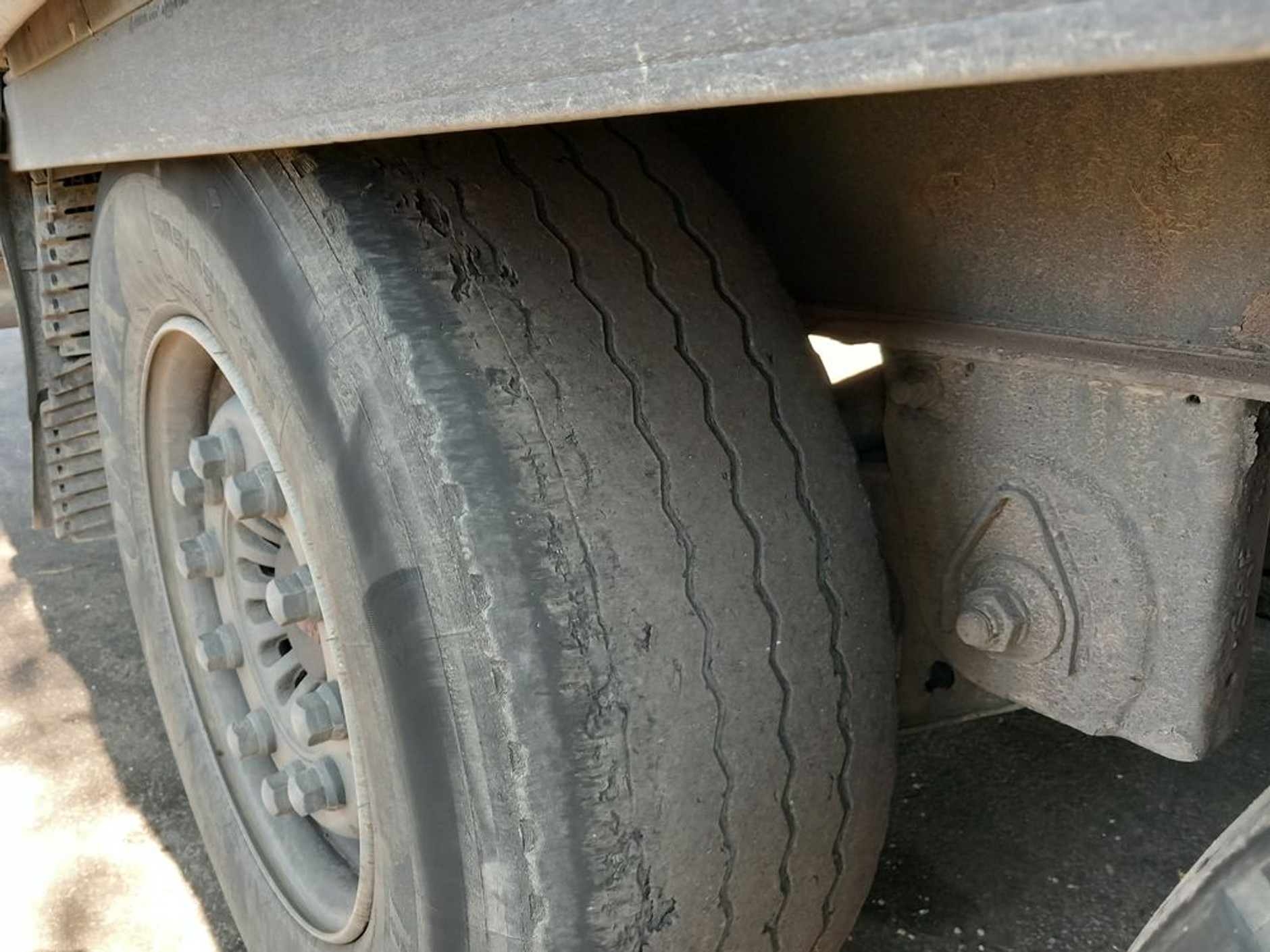 Naczepa miała całkowicie zniszczoną oponę. Inspektorzy zakazali dalszej jazdy