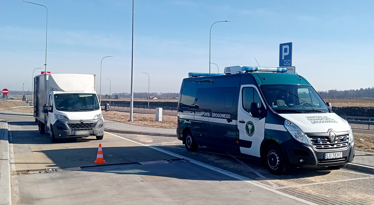 Inspektorzy ITD znaleźli w busie podwójne ściany i 20 tys. papierosów. Nielegalnych