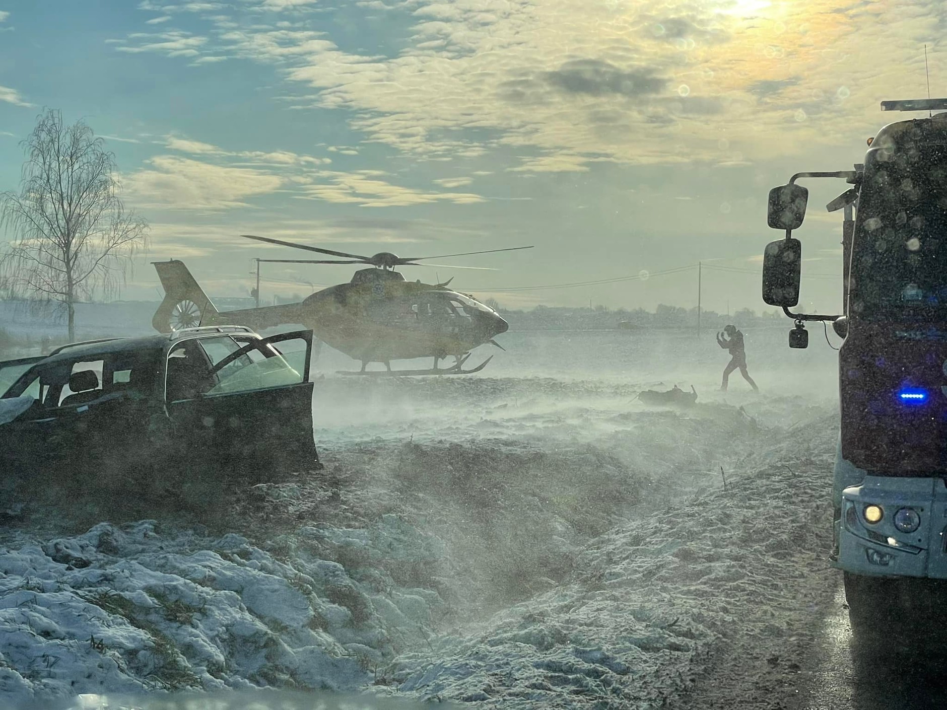 Śmigłowiec Lotniczego Pogotowia Ratunkowego na miejscu zdarzenia