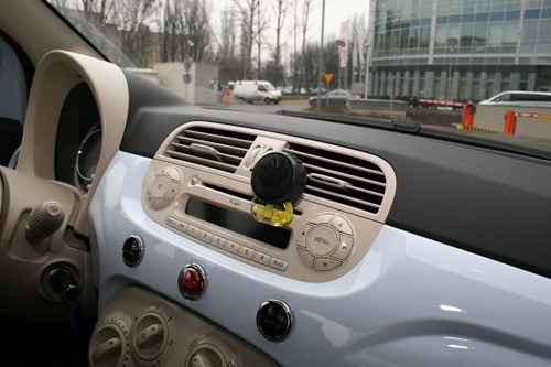 Perfumy samochodowe - Uważaj: oddychasz żrącym!