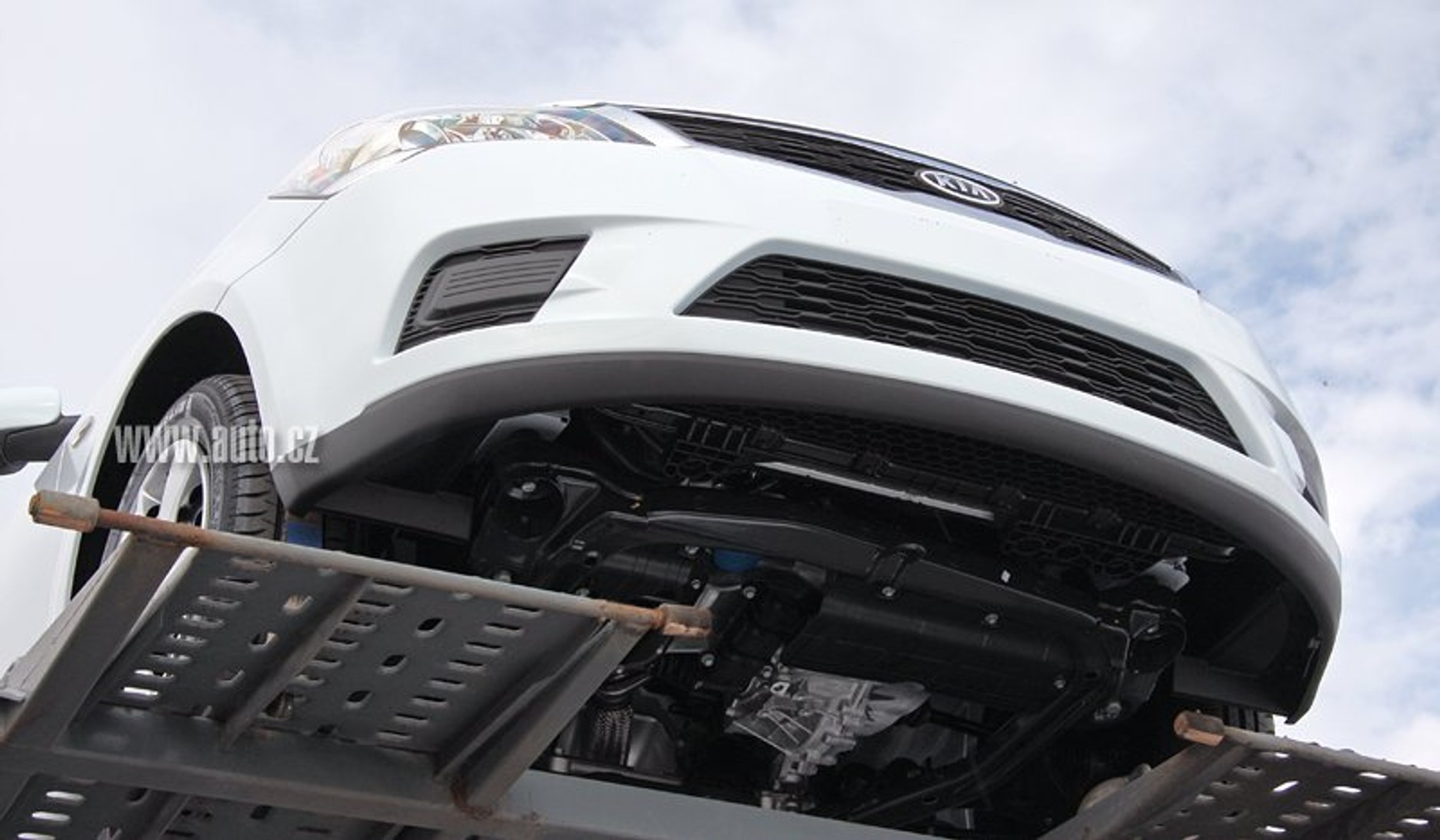 Zdjęcia szpiegowskie: zmodernizowana Kia Ceed Sporty Wagon (fotogaleria)