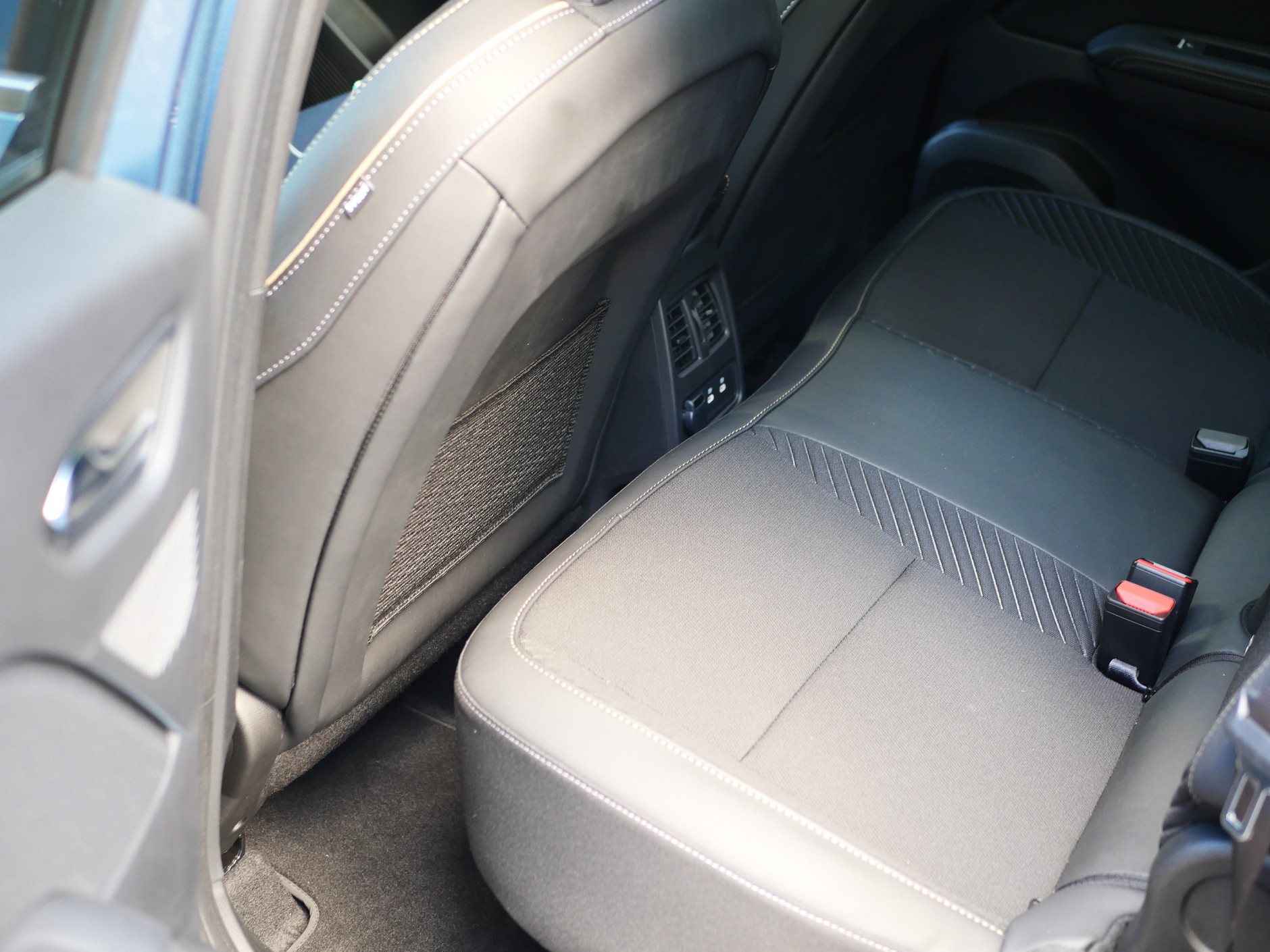 Po dosunięciu kanapy do przodu bagażnik wprawdzie rośnie, ale za wysokim kierowcą miejsca na nogi już nie ma.