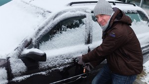 Zamarznięte zamki i oblodzone drzwi. Powraca częsty problem kierowców