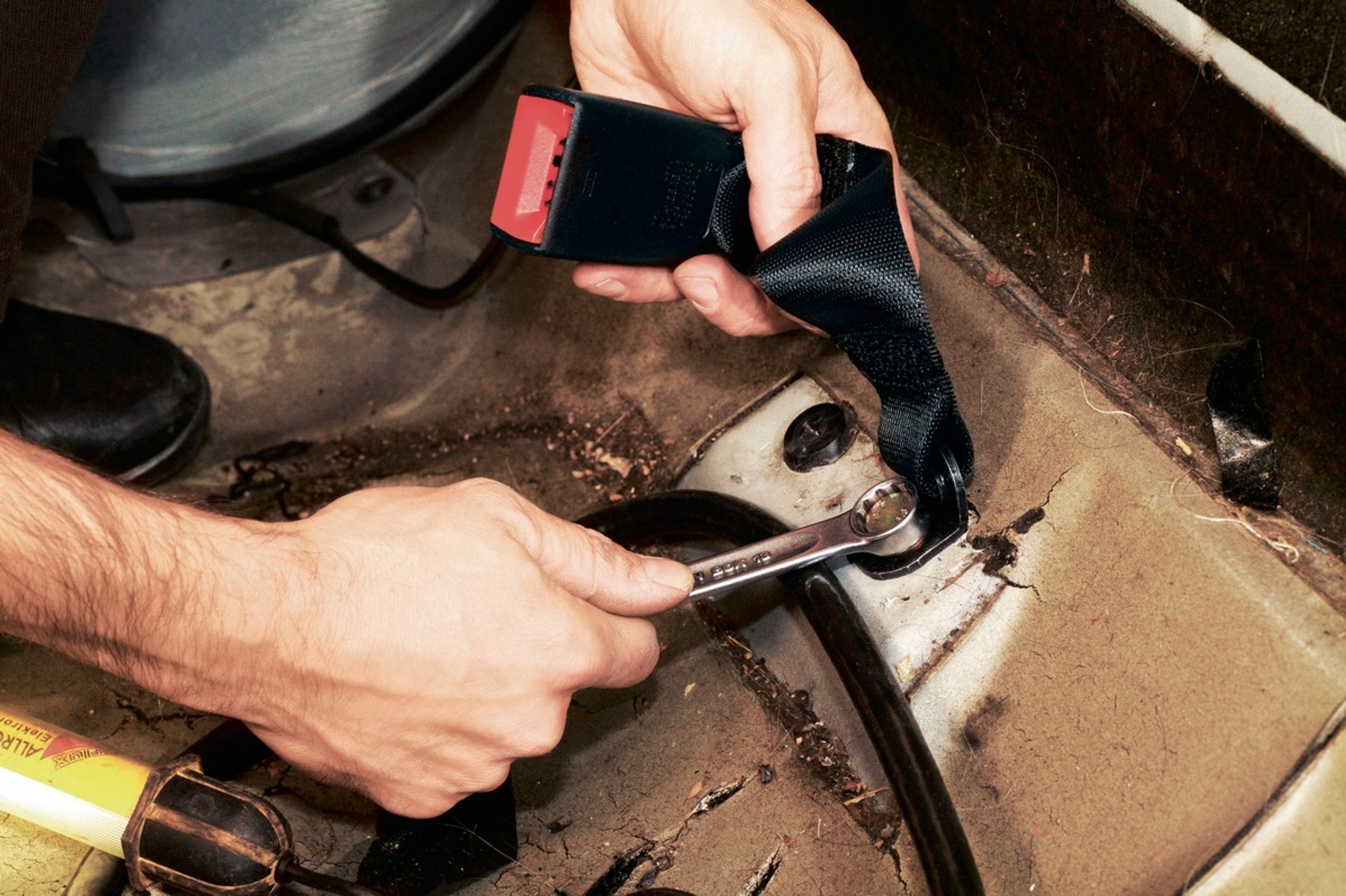 Montaż pasa bezpieczeństwa na tylnych siedzeniach