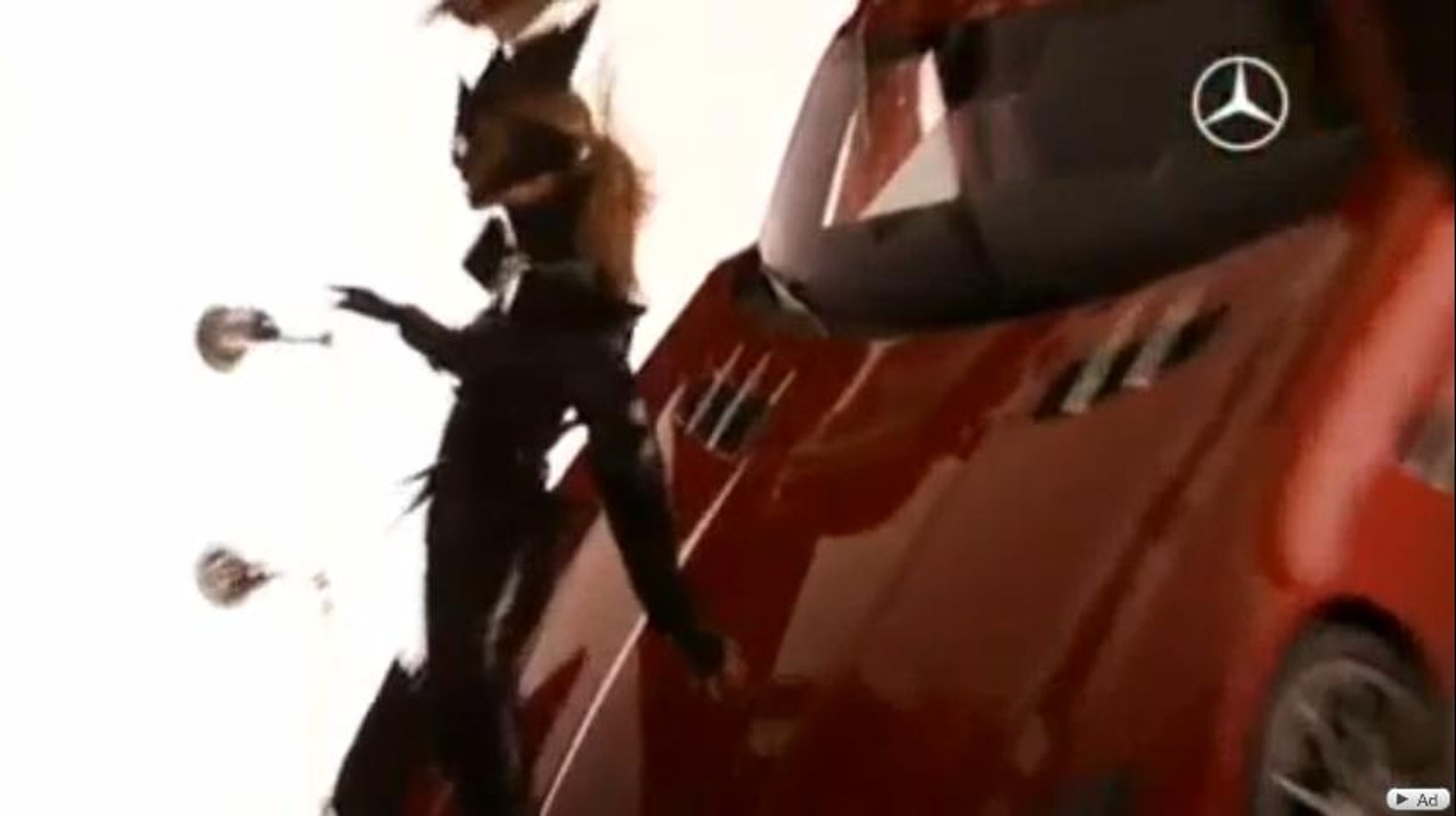 Kosmiczna dziewczyna na masce Mercedesa SLS