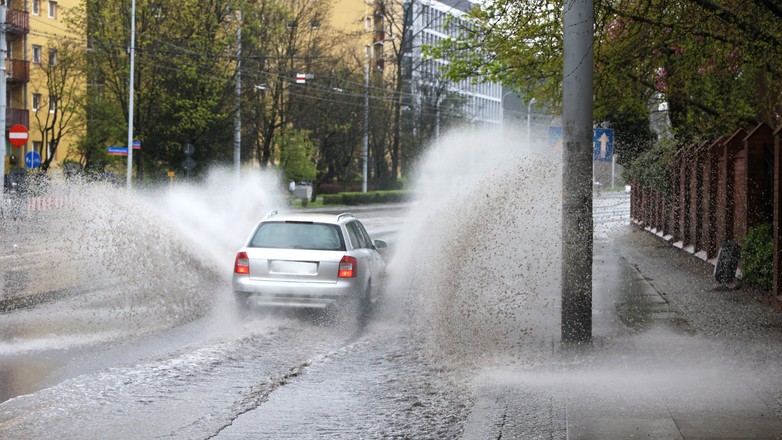 Przejazd przez głęboką kałużę
