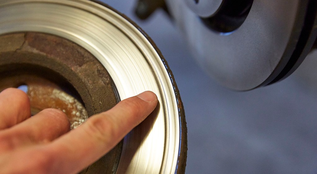 Klocki hamulcowe i tarcze - wymiana krok po kroku