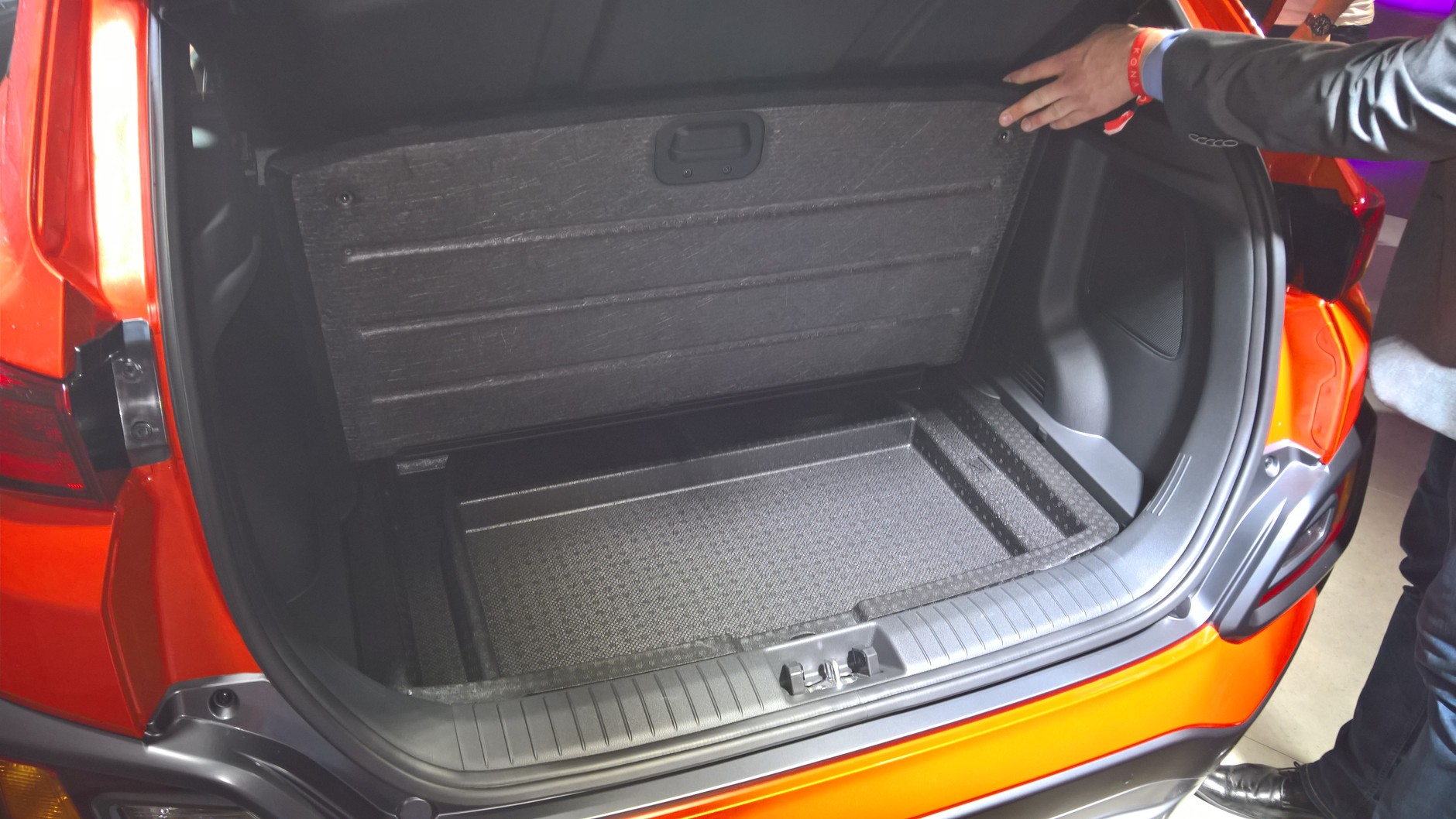 Pod podłogą bagażnika wygospodarowano miejsce na płaskie przedmioty. Kona