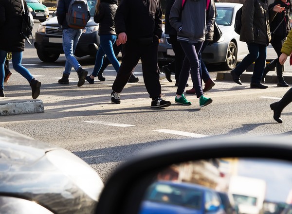 Przejście dla pieszych: kierowca nie zawsze winny kolizji, piesi też mają obowiązki