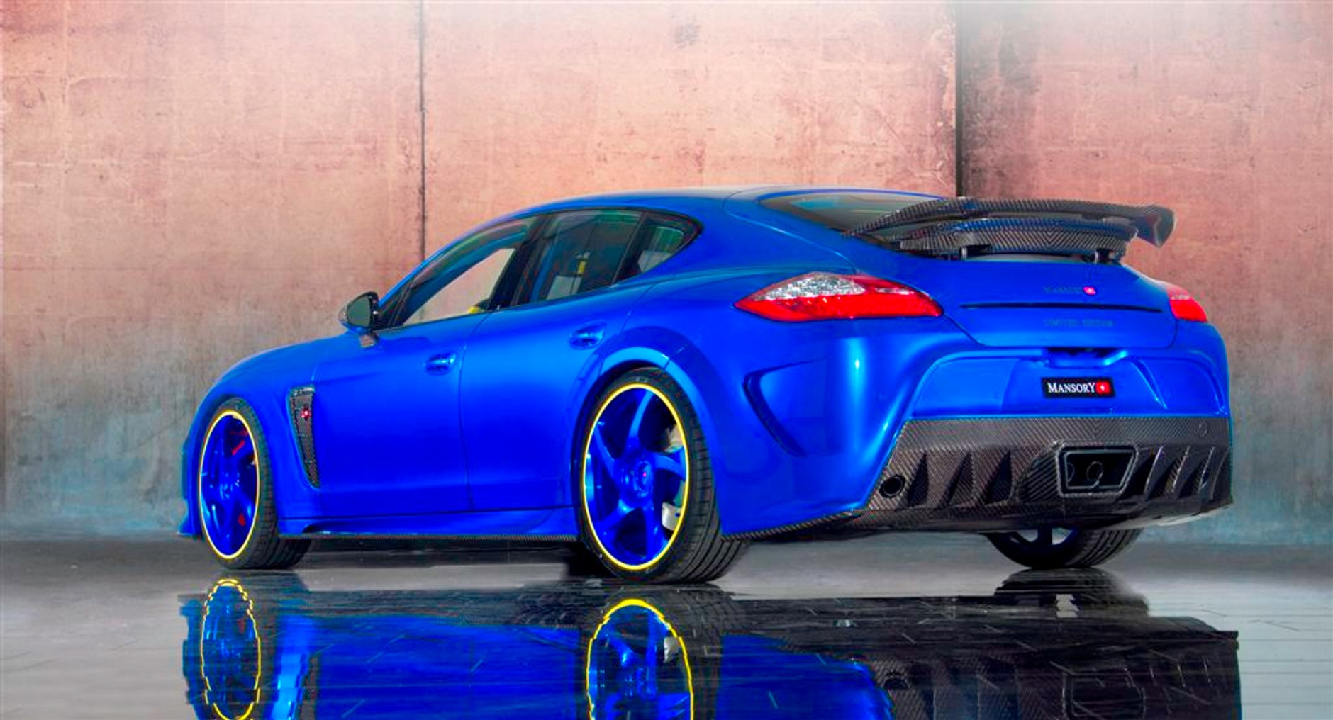 Ile koni ma Porsche Panamera Turbo z Mansory?