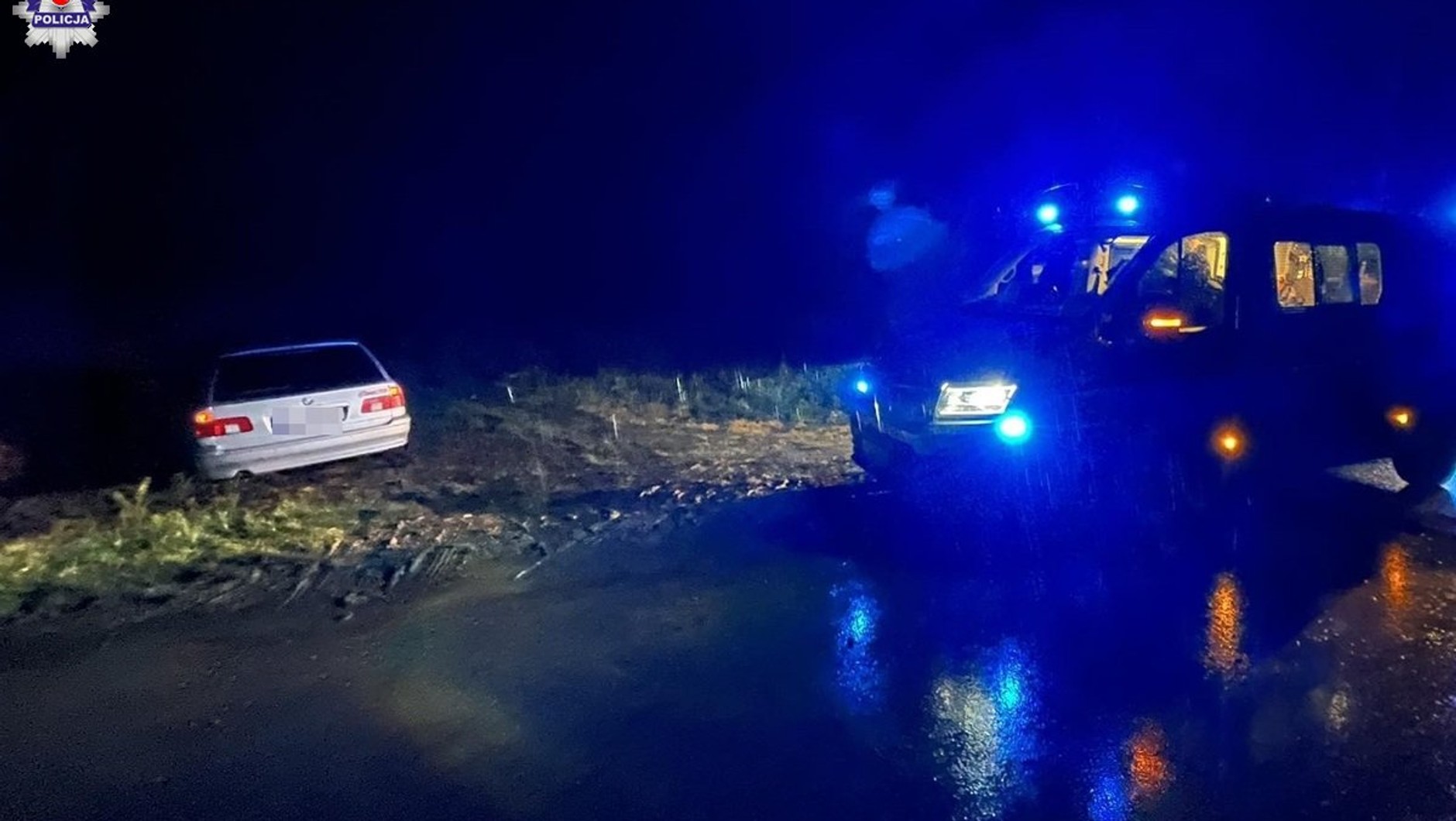32-latka wjechała BMW do rowu