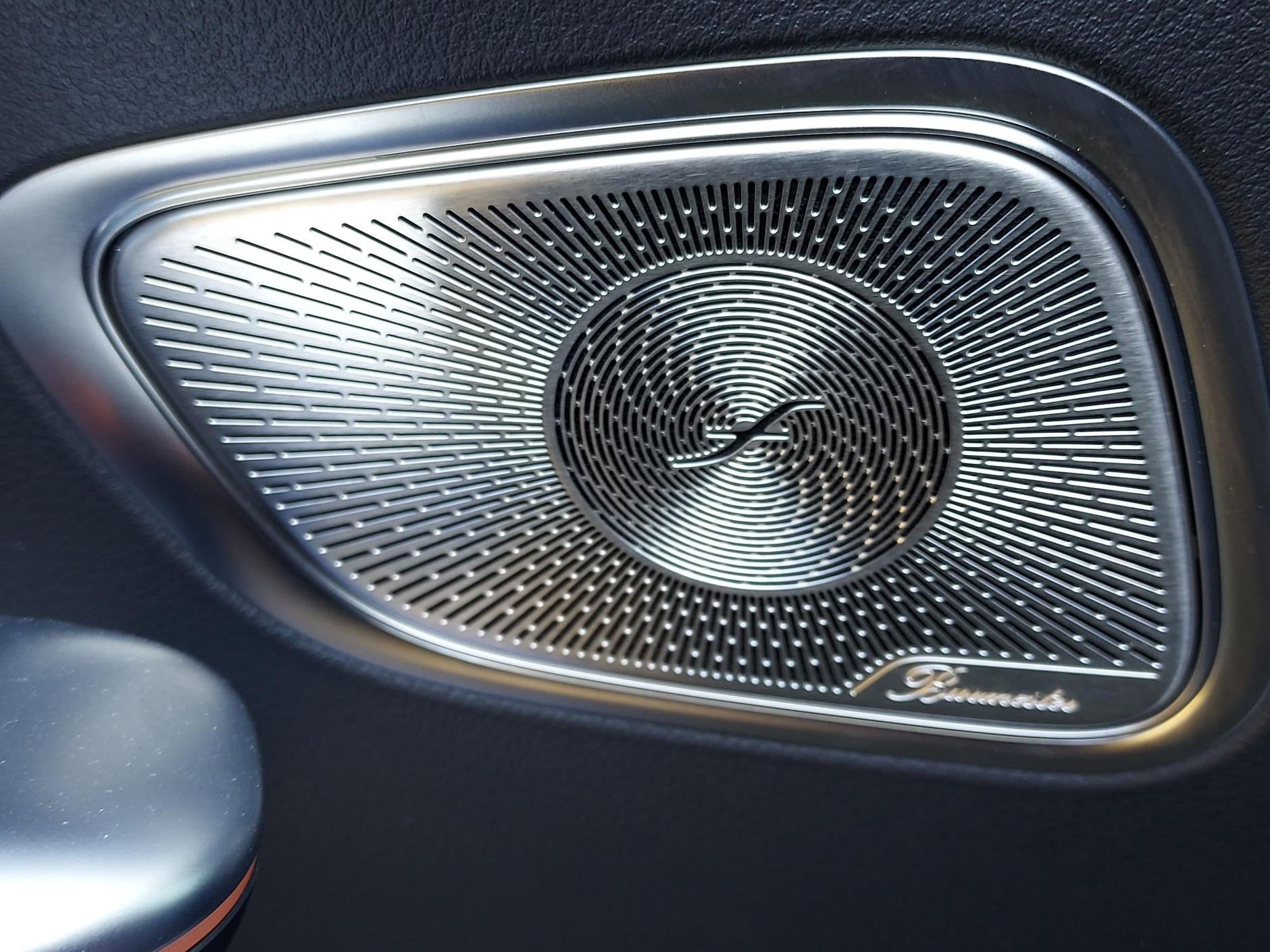 Mercedes AMG GLC 63 E-Performance. Głośniki systemu Burmester w drzwiach