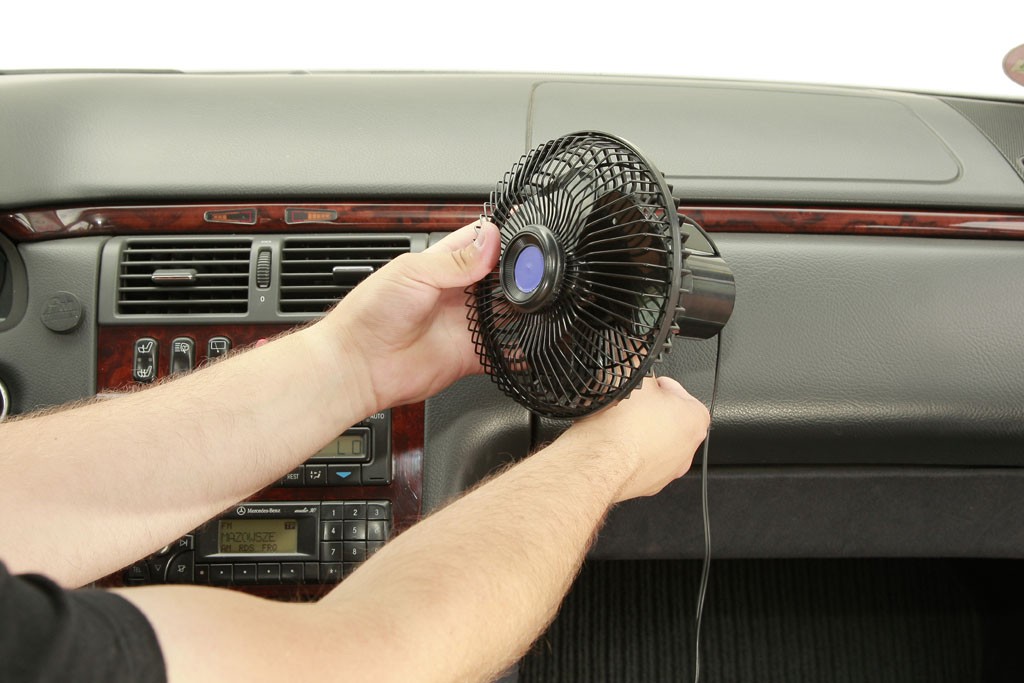 Wiatraczek na desce rozdzielczej