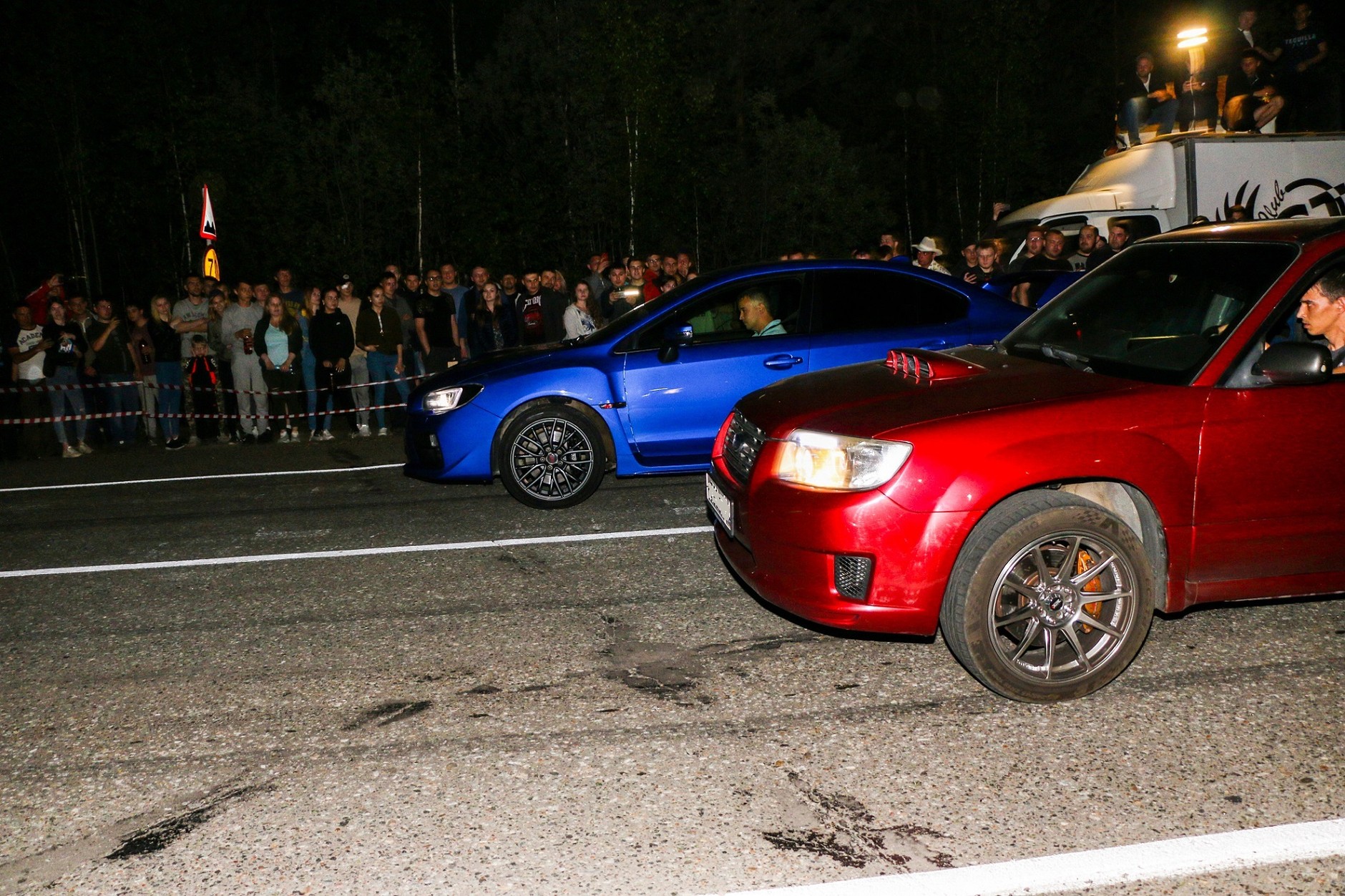 Nielegalne nocne wyścigi uliczne w wielu polskich miastach stały się popularną rozrywką. Dziś kary grożą nie tylko kierowcom ścigających się aut, ale nawet gapiom.