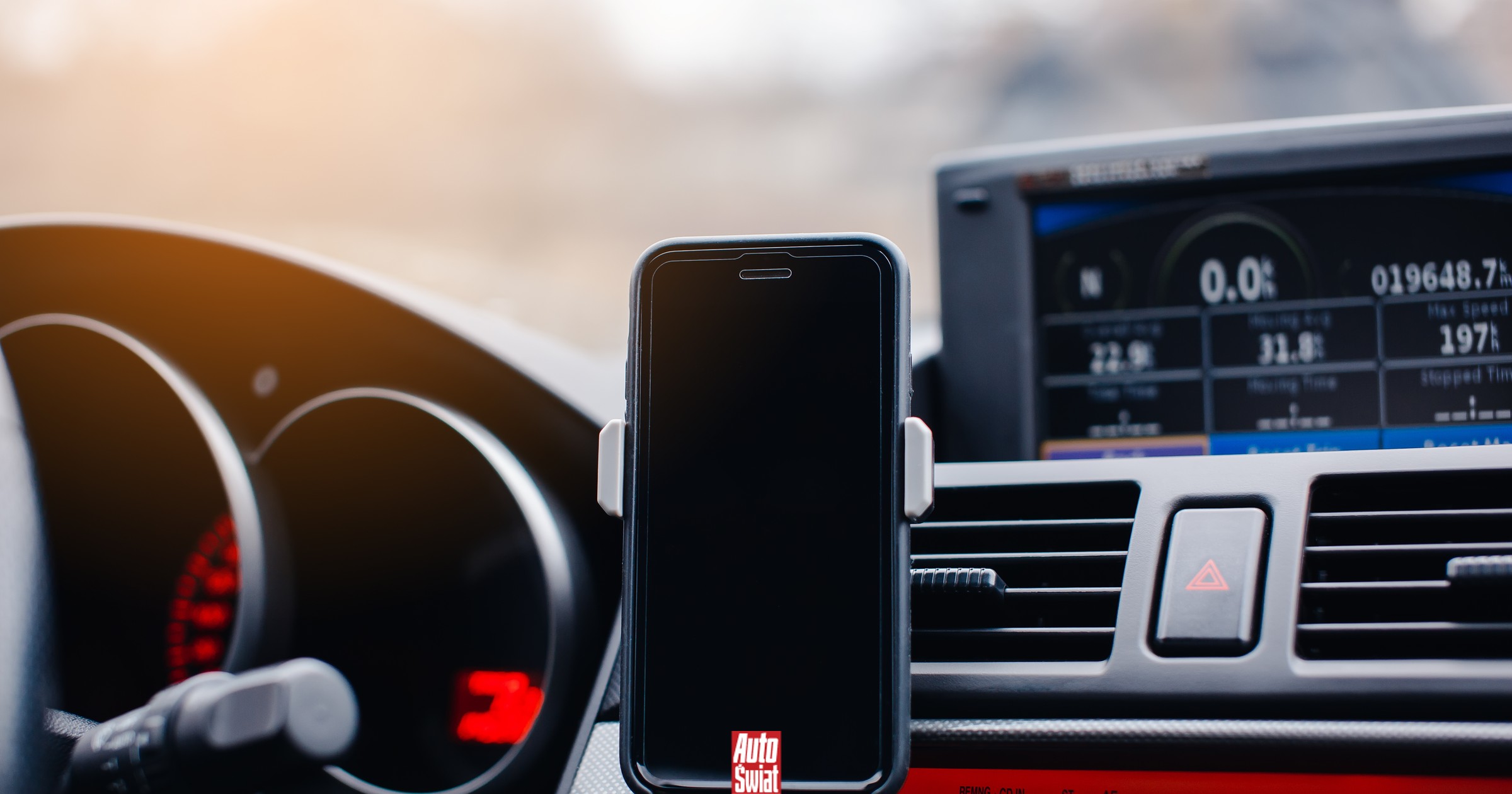 Grzeje ci się telefon w samochodzie? Jest na to sposób