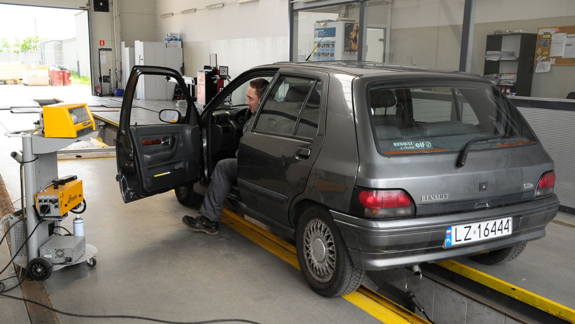 Poznaj auto po spalinach - Zobacz, co oznacza kolor dymu?