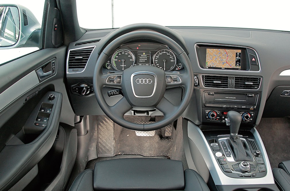 Mimo że wiele lat upłynęło już od debiutu Q5 I, w dalszym ciągu kokpit robi dobre wrażenie. Plus za wyposażenie