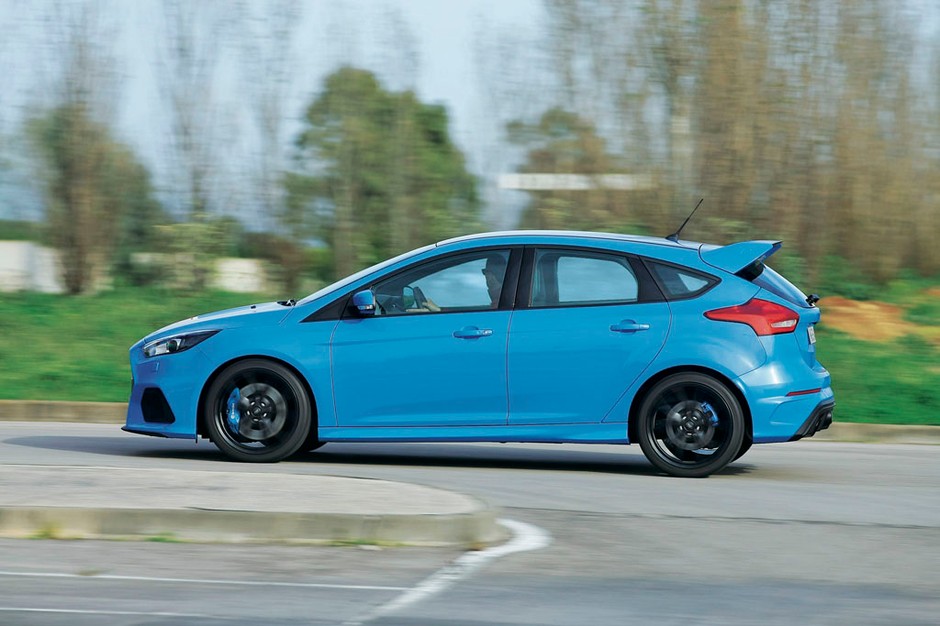 Honda Civic Type R kontra Ford Focus RS - który hot-hatch jest lepszy na torze?