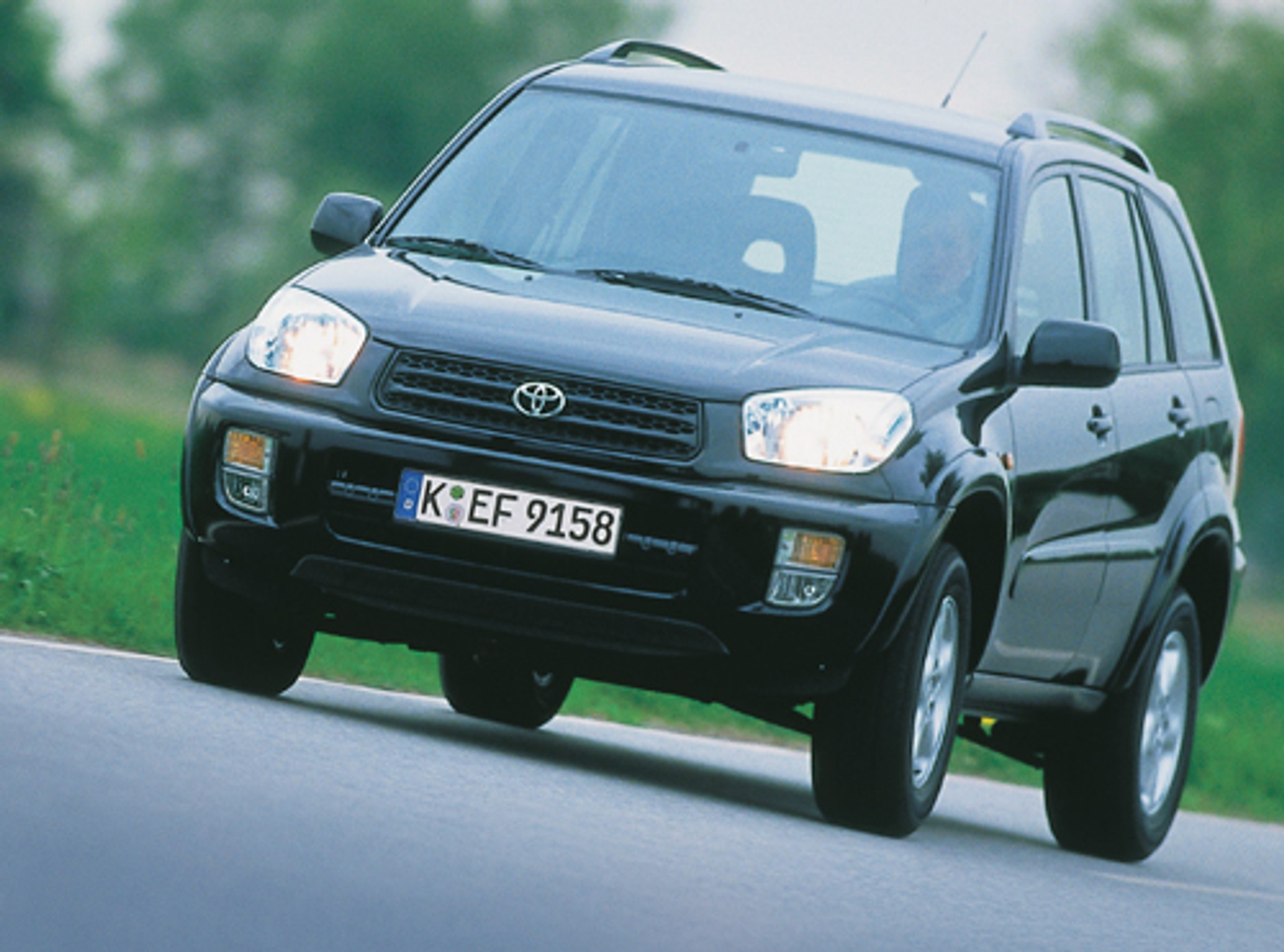 Trzy suv-y z benzynowymi silnikami: Mitsubishi Outlander kontra Toyota Rav4 i Ford Maverick