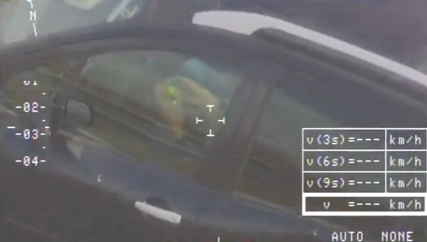 Kierowca nie wiedział, że leci nad nim policyjny helikopter. Operator nie mógł uwierzyć