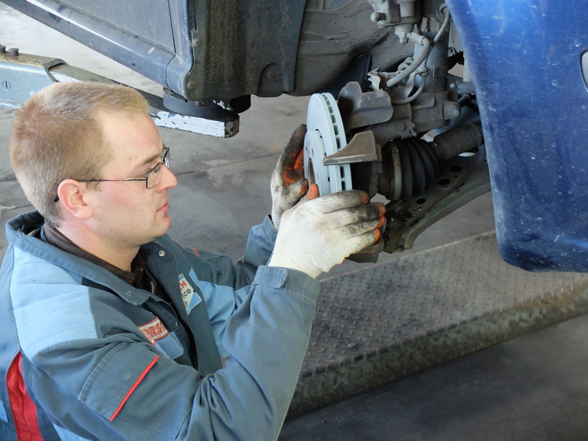 Co zrobić, żeby auto dobrze hamowało?