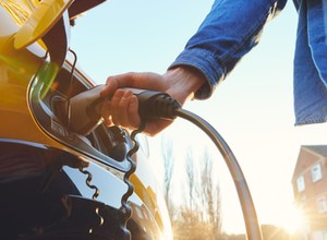 Będą dopłaty do używanych samochodów elektrycznych. Z KPO popłynie 1,6 mld zł