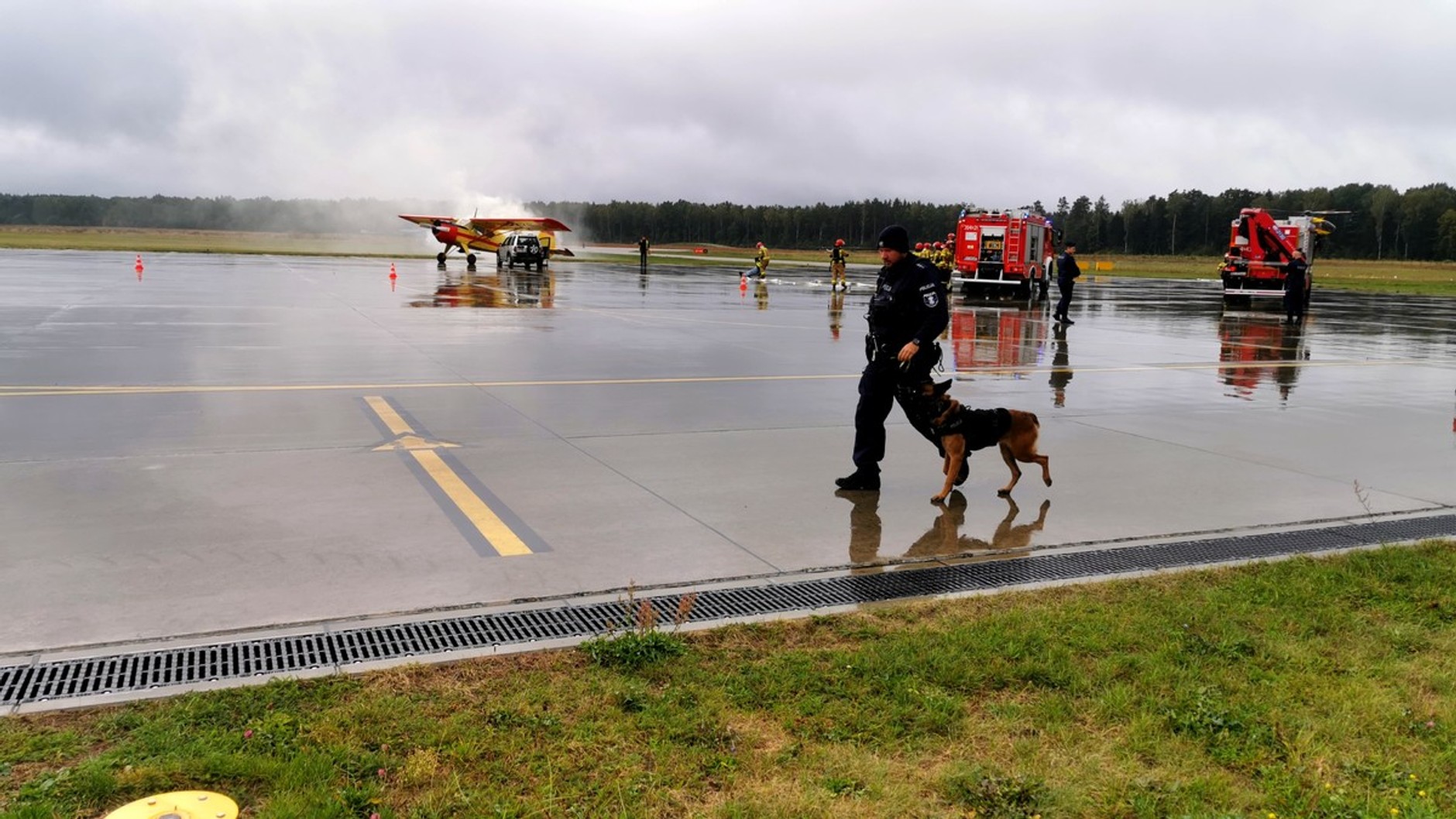 Zderzenie samochodu z samolotem. Ćwiczenia służb w Białymstoku