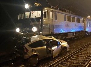 25-latka wjechała na przejazd mimo zakazu. Uderzył w nią pociąg